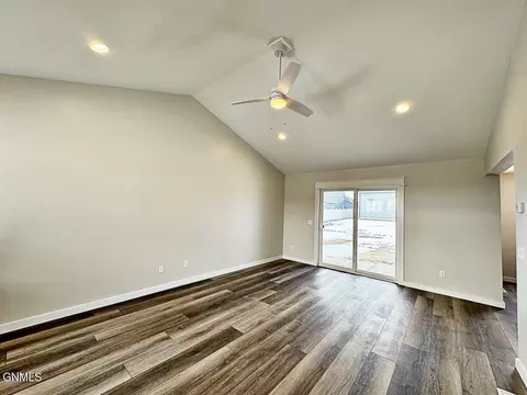 3025 27th Ave W, Williston, ND 58801 photo 3