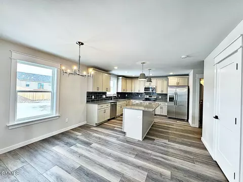 3025 27th Ave W, Williston, ND 58801 photo 4