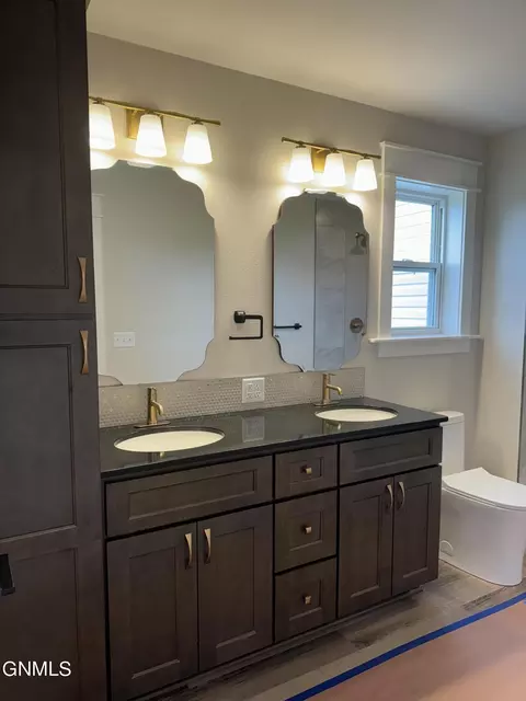 Bath - 5485 Fresh Water Ln, Williston, ND 58801 photo 1 of 7