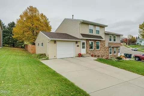 853 Bruce Dr NW, Mandan, ND 58554