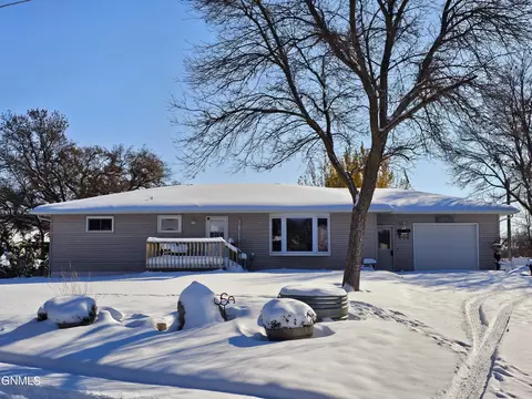 Exterior - 305 Front St SE, Beulah, ND 58523 photo 12 of 13