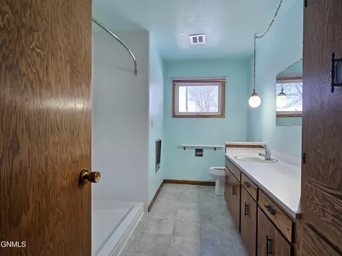 Bath - 305 Front St SE, Beulah, ND 58523 photo 1 of 3