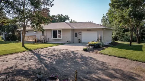 Exterior - 305 Front St SE, Beulah, ND 58523 photo 3 of 13