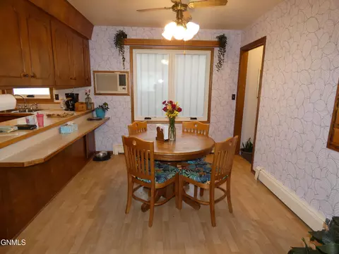 105 8th St NW, Mandan, ND 58554 photo 4