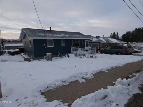 105 8th St NW, Mandan, ND 58554 photo 2