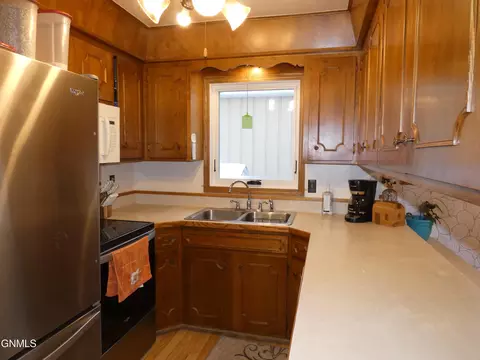 105 8th St NW, Mandan, ND 58554 photo 3