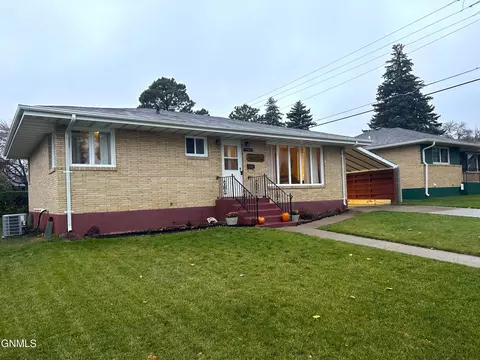 1703 Monte Dr NW, Mandan, ND 58554