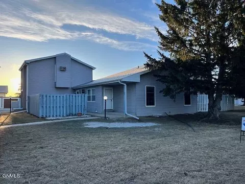 1414 9th Ave NE, Jamestown, ND 58401