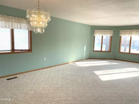 749 3rd St N, Carrington, ND 58421 photo 5