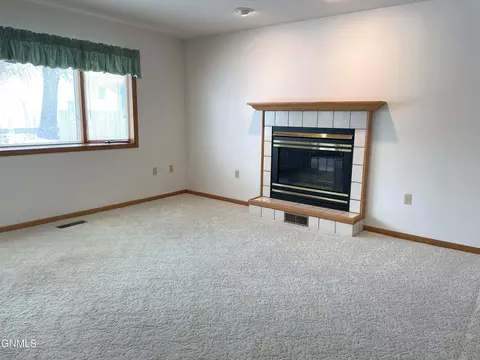 749 3rd St N, Carrington, ND 58421 photo 6