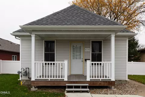 614 3rd Ave SE, Mandan, ND 58554
