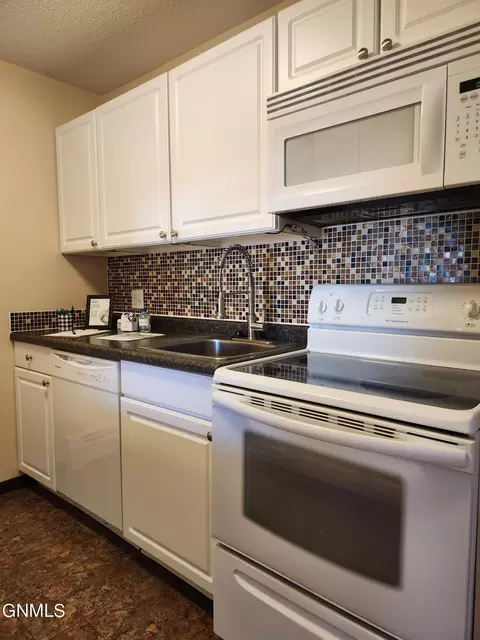 203 E Avenue C E, Bismarck, ND 58501 photo 5