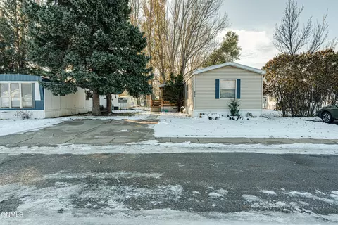 309 Dover Dr, Bismarck, ND 58504