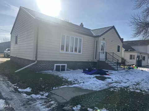 209 5th Ave, Edgeley, ND 58433 photo 2
