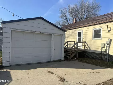 209 5th Ave, Edgeley, ND 58433 photo 3