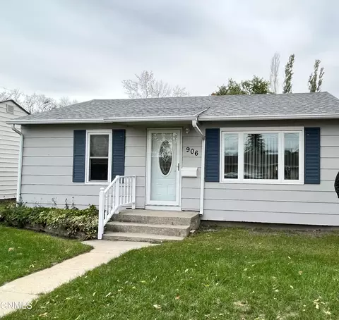 906 11th St SE, Jamestown, ND 58401
