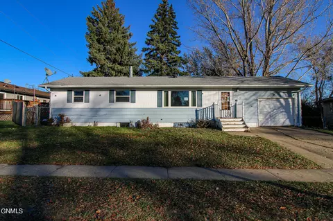 2443 Stewart Dr, Bismarck, ND 58503