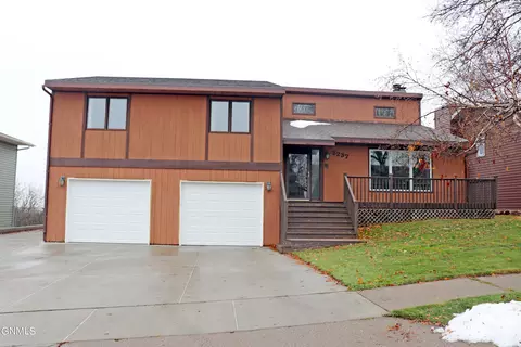 3237 Crocus Ave, Bismarck, ND 58501