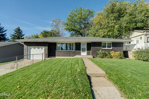 1505 Sunset Dr, Mandan, ND 58554