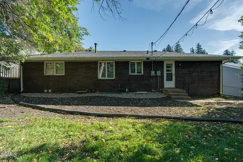 1505 Sunset Dr, Mandan, ND 58554 photo 2
