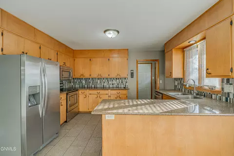 1505 Sunset Dr, Mandan, ND 58554 photo 4