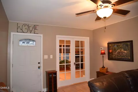 204 9th Ave NW, Mandan, ND 58554 photo 3