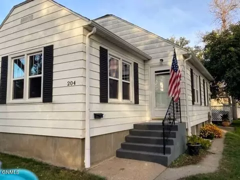 204 9th Ave NW, Mandan, ND 58554