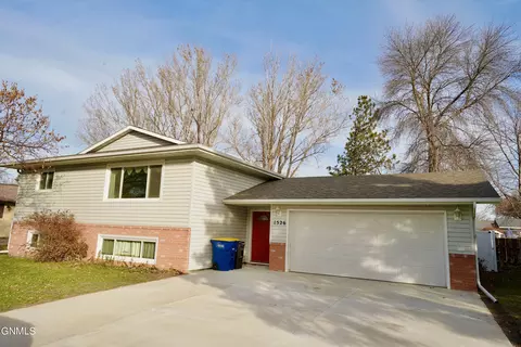1526 6th Ave NE, Jamestown, ND 58401