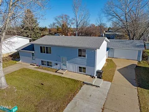 1607 Blossom Dr W, Menoken, ND 58558