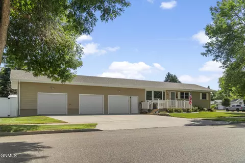 1229 7th St, Bismarck, ND 58504