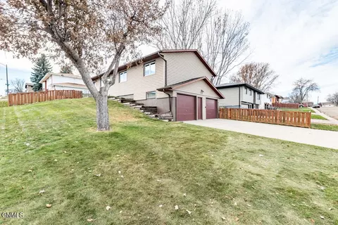 1709 14th Ave SE, Mandan, ND 58554 photo 2