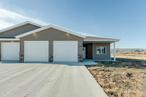 2820 Peach Tree Dr, Bismarck, ND 58504