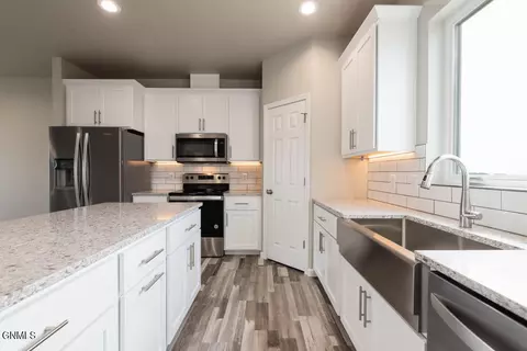 4816 Cornice Loop, Bismarck, ND 58503 photo 6
