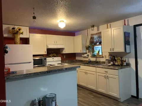 1820 20th Ave W, Williston, ND 58801 photo 9