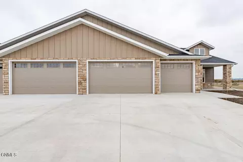 8139 Hawktree Dr, Bismarck, ND 58503