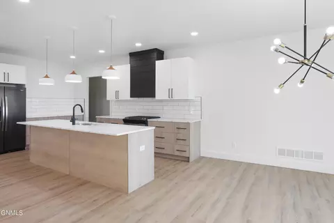 Kitchen - 3019 44th Ave W, Williston, ND 58801 photo 7 of 7