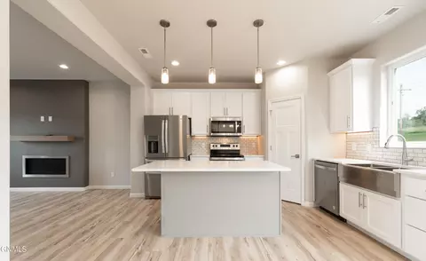 407 Cobblestone Loop SW, Mandan, ND 58554 photo 8
