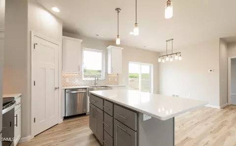 407 Cobblestone Loop SW, Mandan, ND 58554 photo 9