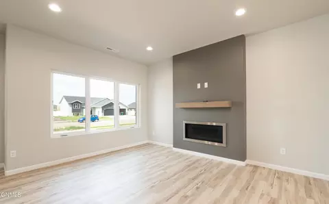 407 Cobblestone Loop SW, Mandan, ND 58554 photo 7