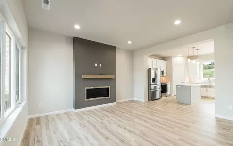 407 Cobblestone Loop SW, Mandan, ND 58554 photo 3