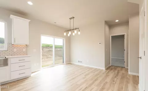407 Cobblestone Loop SW, Mandan, ND 58554 photo 12