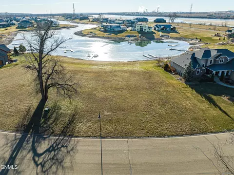 6525 Misty Waters Dr, Bismarck, ND 58503