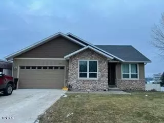 412 3rd St NW, Watford City, ND 58854