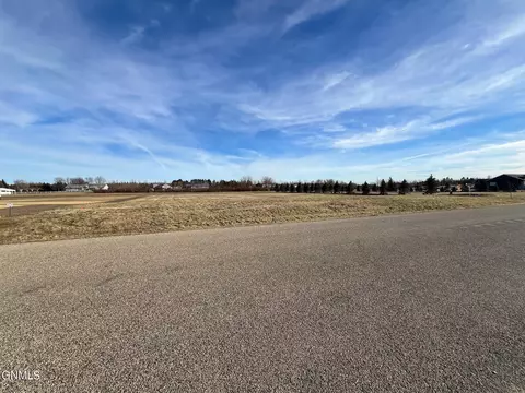 6717 Selland Loop, Bismarck, ND 58503 photo 2