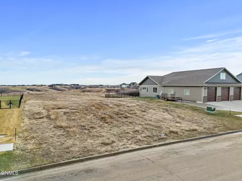 1724 Valley Bluffs Dr, Minot, ND 58701