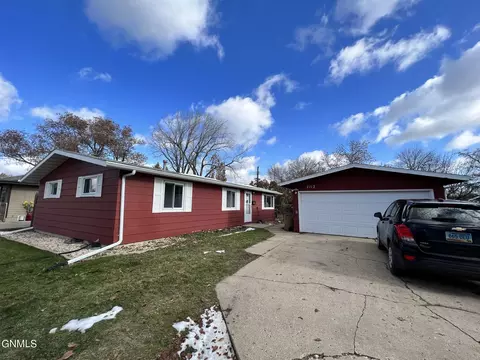 2112 California Dr, Minot, ND 58703