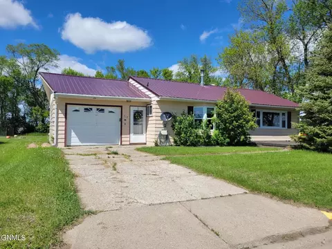 712 Main St W, Ashley, ND 58413