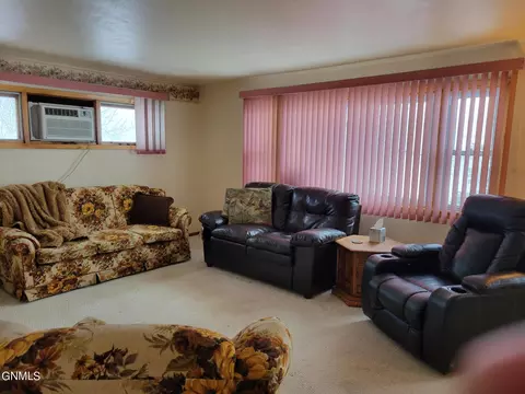 712 Main St W, Ashley, ND 58413 photo 2