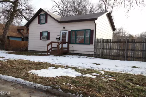 721 2nd St SW, Jamestown, ND 58401