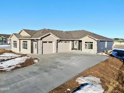 1020 Collective Ln, Bismarck, ND 58503